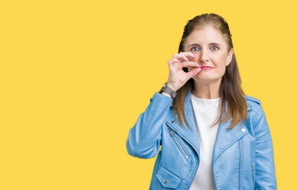 Rijpe Vrouw Mooie Middenleeftijd Mode Lederen Jas Dragen Geïsoleerd Achtergrond — Stockfoto