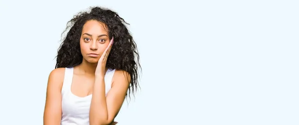 Giovane Bella Ragazza Con Capelli Ricci Pensando Cercando Stanco Annoiato — Foto Stock