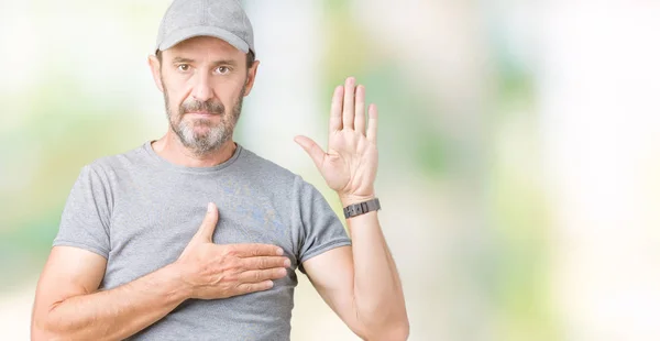 Knappe Middenleeftijd Hoary Senior Man Sport Cap Dragen Geïsoleerd Achtergrond — Stockfoto