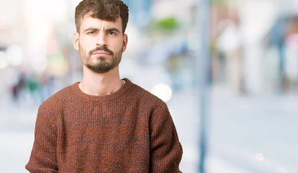 Junger Gutaussehender Mann Winterpullover Über Isoliertem Hintergrund Skeptisch Und Nervös — Stockfoto