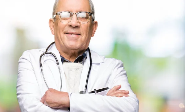 Gutaussehender Oberarzt Mit Medizinischem Mantel Und Glücklichem Gesicht Der Mit — Stockfoto