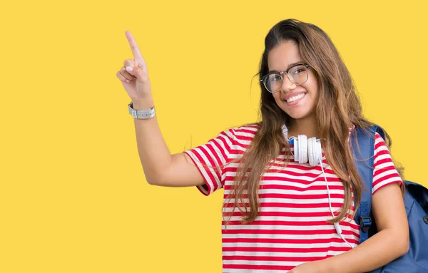 Jovem Bela Estudante Morena Usando Fones Ouvido Mochila Sobre Fundo — Fotografia de Stock