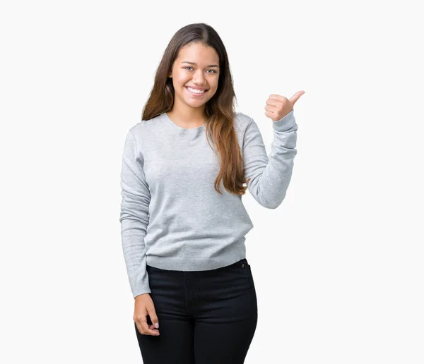 Junge Schöne Brünette Frau Trägt Pullover Über Isoliertem Hintergrund Lächelnd — Stockfoto