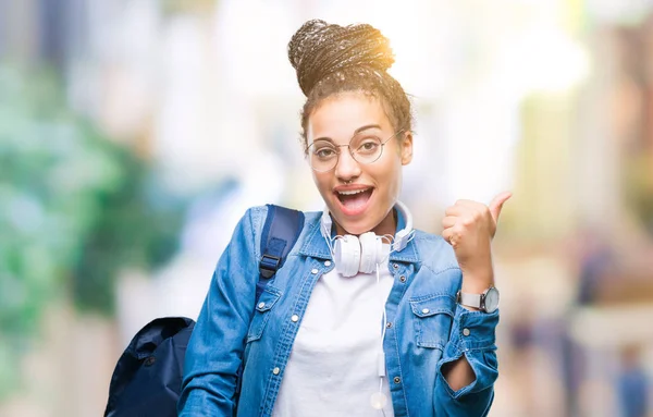 Ung Flätat Hår Afroamerikanska Student Tjej Bär Ryggsäck Över Isolerade — Stockfoto