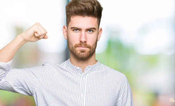 Stilig Ung Man Stark Person Visar Arm Muskler Självsäker Och — Stockfoto