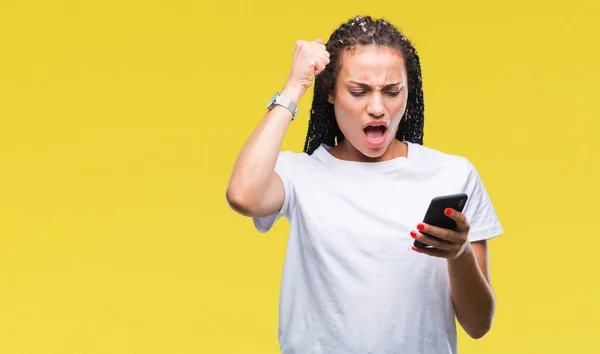 Молодые Плетеные Волосы Африканская Девушка Показывает Используя Смартфон Изолированном Фоне — стоковое фото