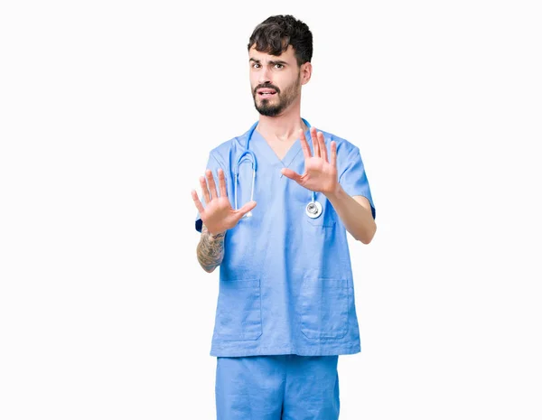 Joven Enfermero Guapo Vistiendo Uniforme Cirujano Sobre Fondo Aislado Asustado —  Fotos de Stock