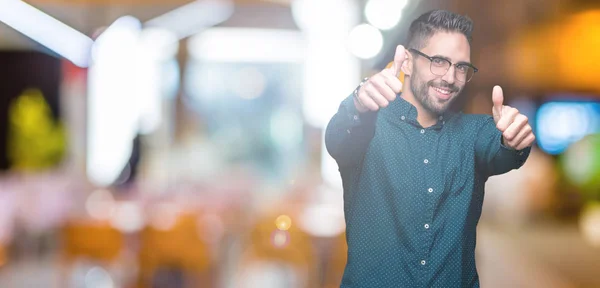 Joven Hombre Negocios Guapo Con Gafas Sobre Fondo Aislado Que — Foto de Stock