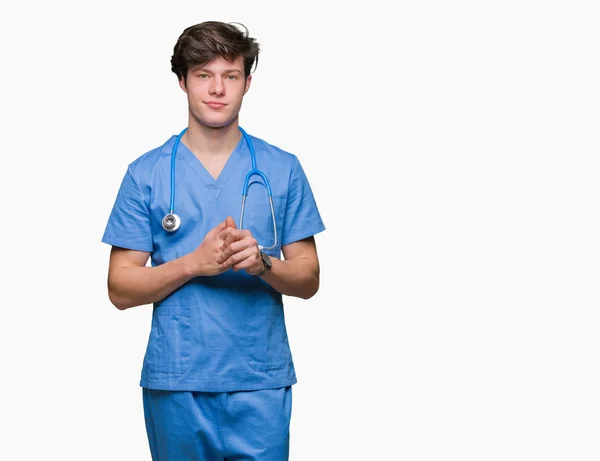Unga Läkare Bär Medicinsk Uniform Över Isolerade Bakgrund Händer Tillsammans — Stockfoto