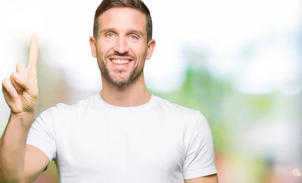 Hombre Guapo Con Camiseta Blanca Casual Mostrando Apuntando Hacia Arriba — Foto de Stock