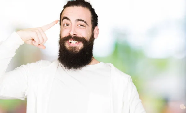 Homem Jovem Hipster Com Cabelos Longos Barba Vestindo Camisola Esportiva — Fotografia de Stock