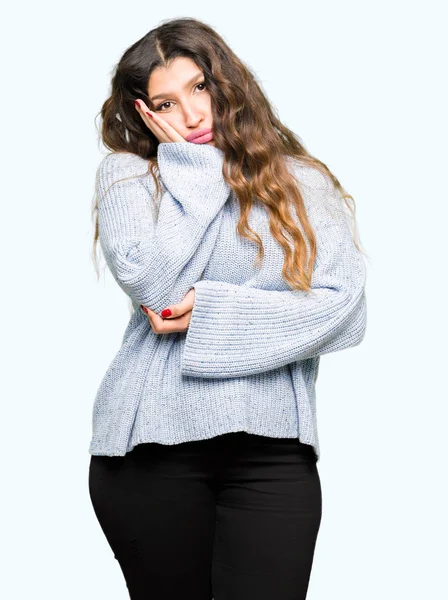 Młoda Kobieta Piękny Zimowy Sweter Myśli Patrząc Sobie Zmęczony Znudzony — Zdjęcie stockowe