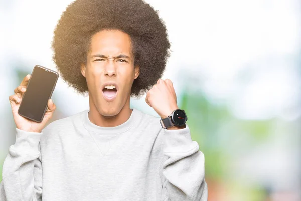 Americký Mladík Afro Vlasy Zobrazeno Smartphone Obrazovky Naštvaný Frustrovaný Křičí — Stock fotografie