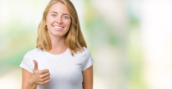 Mulher Bonita Vestindo Casual Shirt Branca Sobre Fundo Isolado Fazendo — Fotografia de Stock