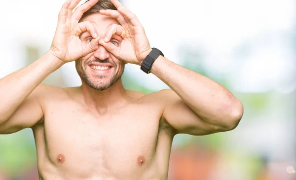 Bonito Homem Sem Camisa Mostrando Peito Fazendo Gesto Como Binóculos — Fotografia de Stock