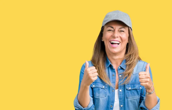 Mooie Middelbare Leeftijd Vrouw Sport Cap Dragen Geïsoleerde Achtergrond Succes — Stockfoto