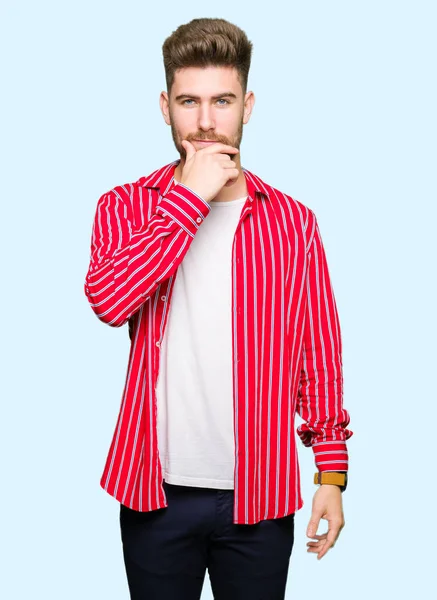 Junger Gutaussehender Mann Rotem Hemd Der Selbstbewusst Die Kamera Blickt — Stockfoto
