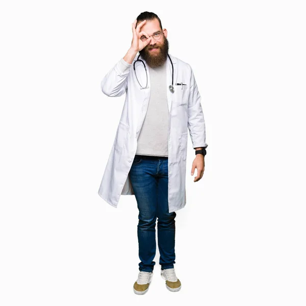 Giovane Uomo Medico Biondo Con Barba Indossa Cappotto Medico Facendo — Foto Stock