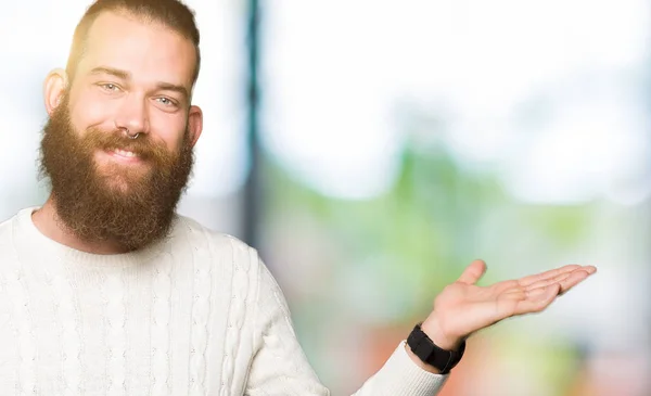 Joven Hipster Hombre Vistiendo Suéter Invierno Sonriendo Alegre Presentación Señalando —  Fotos de Stock
