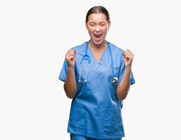 Joven Doctora Caucásica Vistiendo Uniforme Médico Sobre Fondo Aislado Emocionada — Foto de Stock