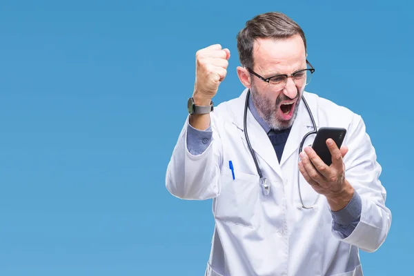 Medelåldern Senior Hoary Doktor Mannen Textning Med Smartphone Över Isolerade — Stockfoto