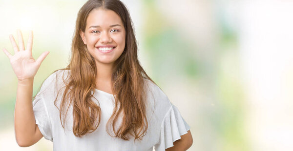 Молодая красивая брюнетка деловая женщина на изолированном фоне показывая и показывая пальцами номер пять улыбаясь уверенно и счастливо
.