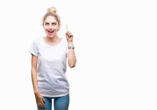 Jovem Mulher Loira Bonita Vestindo Shirt Branca Sobre Fundo Isolado — Fotografia de Stock