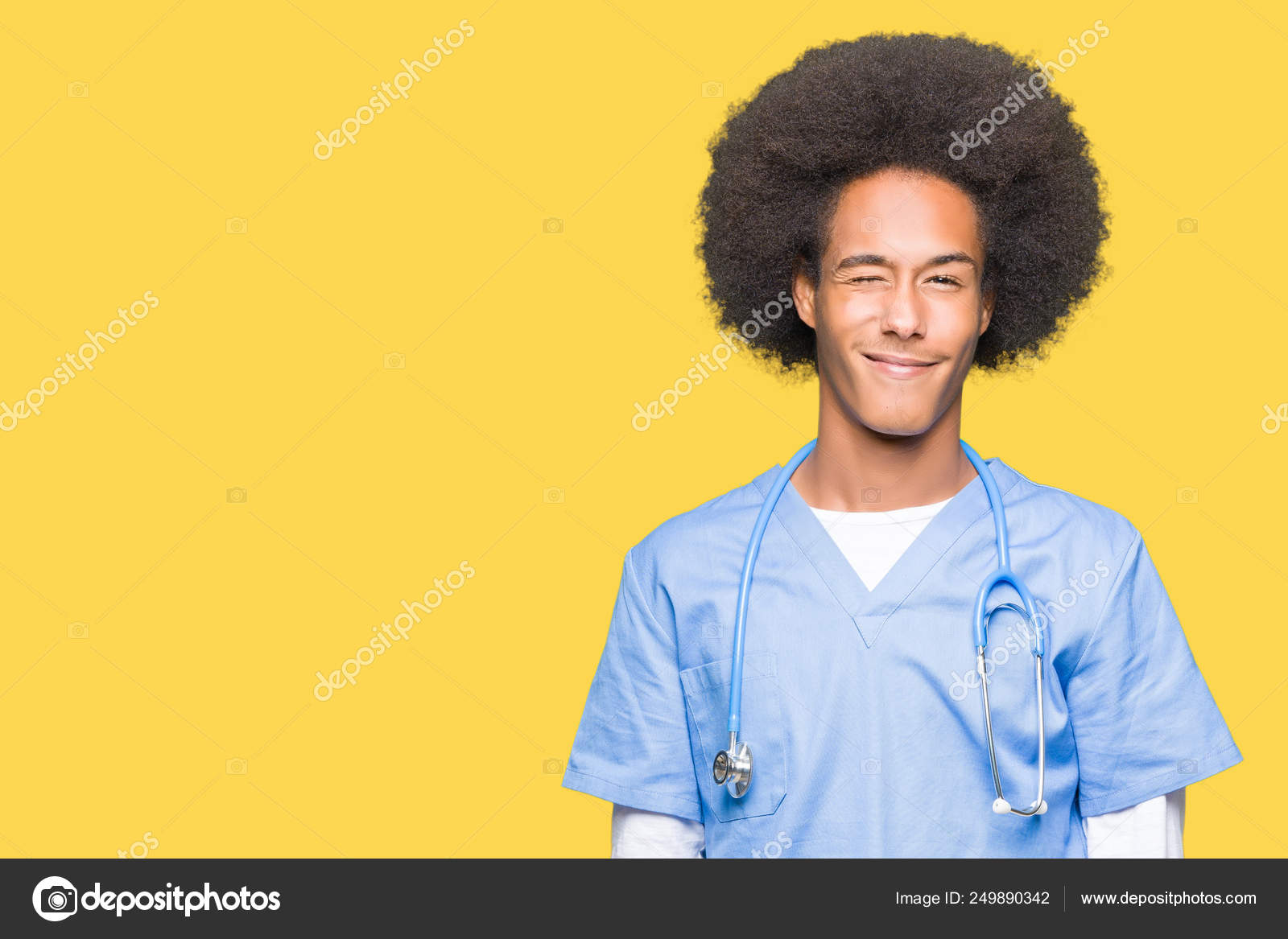 セクシーな表情 明るく 幸せな顔でカメラを見てウィンクしているアフロの髪の若いアフリカ系アメリカ人医師男 ストック写真 C Krakenimages Com