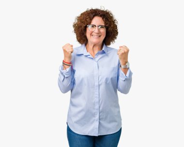 İzole arka plan üzerinde kutluyor gözlük güzel orta ager üst düzey businees kadın şaşırttı ve başarı için kaldırdı Kollarını açarak hayret ve gözleri açık. Kazanan kavramı.