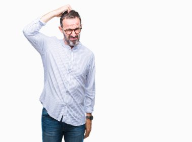 Orta yaş ağarmış komuta sizde gözlük izole arka plan üzerinde yanıltır ve soru hakkında merak ediyorum. Şüphe, kafasına el ile düşünme ile belirsiz. Dalgın kavramı.