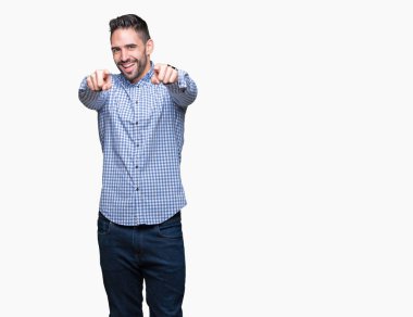 İzole genç yakışıklı adam arka plan size işaret ve parmaklar, kamerayla olumlu ve neşeli gülümseyen