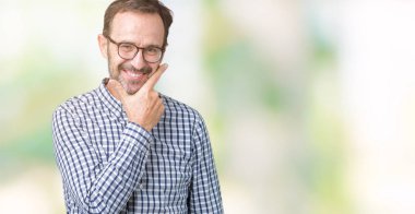 Emin çapraz kollar ve çeneme kaldırdı el ile gülümseme ile kameraya bakarak izole arka plan üzerinde gözlük takan yakışıklı orta yaş zarif üst düzey iş adamı. Pozitif düşünce.