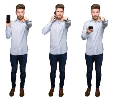 Kolaj üzerinde beyaz smartphone kullanarak profesyonel yakışıklı genç bir arka plan ile kamera ve size parmakla izole, el işareti, pozitif ve kendinden emin bir jest ön