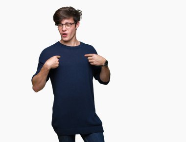 Yüzünde gülümseme ile kendinden emin görünüyorsun, kendini gururlu ve mutlu parmakları ile işaret izole arka plan üzerinde gözlük takan genç yakışıklı adam.