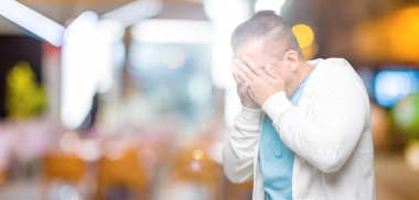 Orta yaş Arap adam üzgün ifade yüz eller ile ağlayarak süre kapsayan ile izole arka plan üzerinde kazak giyiyor. Depresyon kavramı.