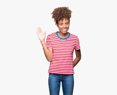 İzole arka plan Waiving Merhaba mutlu güzel genç Afrikalı-Amerikalı kadın ve gülümseyen, dostça karşılama jest