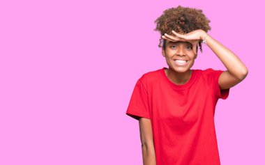 Güzel genç Afro-Amerikan kadın izole arka plan çok mutlu ve gülümseyen uzakta el ile üzerine kafa arıyorum. Arama kavramı.