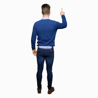 Genç yakışıklı bussines geriye doğru arkasında parmak eliyle işaret Posing dostum