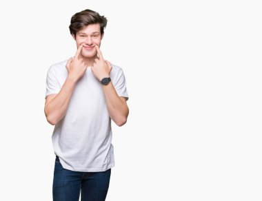 Casual beyaz t-shirt üzerinde izole giyen genç yakışıklı adam arka plan gülen açık ağız ile parmak işaret ve neşeli gülümseme zorlamadan