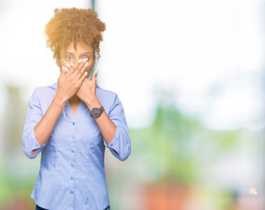 Güzel genç Afro-Amerikan iş kadın izole arka plan ağız hata için elleriyle kapsayan şok yüzünden. Gizli kavramı.