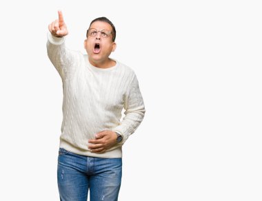 Orta yaş Arap adam üzerinde gözlük takan izole arka plan ile sürpriz devam parmakla, açık ağız hayret ifadesi, önünde bir şey