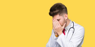 Genç yakışıklı adam ağlayarak süre üzgün ifade kapsayan yüz ile giyen tıbbi paltoyla eller doktor. Depresyon kavramı.