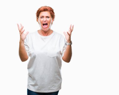 Atrractive üst düzey beyaz Kızıl saçlı kadın izole arka plan çılgın ve kızgın bağırarak ve agresif ifade ve silah kaldırdı bağırmaya. Hayal kırıklığı kavramı.