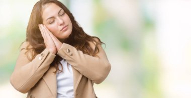 Artı boyutu genç kadın güzel üzerinde kış palto giyiyor uyku yorgun hayal ve ile gülümseyen gözleri kapalı iken ellerle birlikte poz arka plan izole.