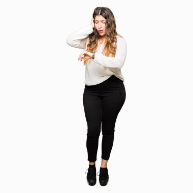 Beyaz kazak giyen genç güzel kadın İzle o zaman endişeli, geç korkuyor arıyorsunuz