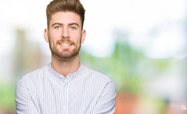 Genç yakışıklı alma veya jest vererek birlikte el avuç içi ile gülen adam. Ayrı tutma ve koruma