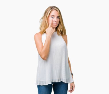 Güzel genç zarif kadın yüzünden izole arka plan işaret jest göz izlemek için şüpheli ifade