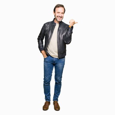 Orta yaş yakışıklı adam arıyor ve başparmak yanında yukarıyı mutlu yüz ile gülümseyen siyah deri ceket.