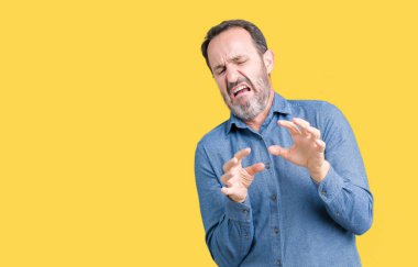 Yakışıklı orta yaş zarif komuta sizde izole arka plan üzerinde tiksinti ifadesi, memnun ve korkulu tiksinti yüz yapıyorsun çünkü nefret tepki. Elleriyle kaldırdı. Sinir bozucu kavramı.