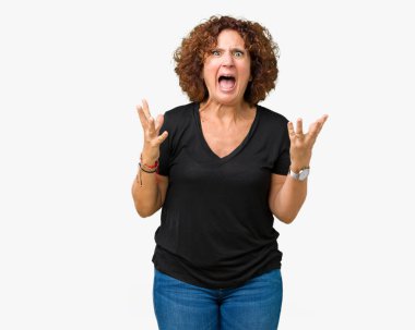 Güzel orta ager üst düzey kadın izole arka plan çılgın ve kızgın bağırarak ve agresif ifade ve silah kaldırdı bağırıyor. Hayal kırıklığı kavramı.